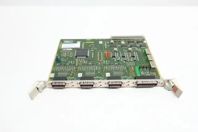 Ingenieure zerlegen und scannen jede Lage der Leiterplatte sorgfältig, um präzise Schaltpläne, Netzlisten, Layoutzeichnungen und Gerber-Dateien zu erstellen. Mithilfe hochauflösender Bildgebung und elektrischer Messungen ermittelt das Team die exakte Leiterbahnführung von Gleichtakt-Drosseln, X- und Y-Kondensatoren, Gleichrichterbrücken und Überspannungsschutzkomponenten. Die Stückliste wird Bauteil für Bauteil neu erstellt, wobei Spannungsfestigkeit, Toleranzen und thermische Klassifizierungen überprüft werden. Während dieser Reverse-Engineering-Phase erstellen die Spezialisten außerdem eine vollständige CAD-Datei und eine Bestückungsplandatei, um die Kompatibilität mit der Produktion sicherzustellen. Jede aus den Leiterbahnen extrahierte Netzliste wird mit dem rekonstruierten Schaltplan abgeglichen, um Abweichungen vor dem Klonen oder Duplizieren der Leiterplatte zu vermeiden. Die Erstellung einer validierten Gerber-Datei ist kein einfacher Kopiervorgang; sie erfordert die genaue Messung von Leiterbahnbreite, Kriechstrecken, Isolationsschlitzen und Masseflächen, um die Wirksamkeit der EMV-Filterung zu gewährleisten. Dank dieses systematischen Vorgehens können die Ingenieure die Leiterplatte mit identischem elektrischem Verhalten zuverlässig reproduzieren.