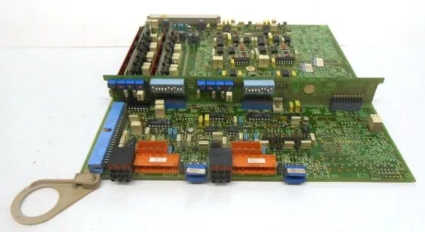 エンジニアはPCBの各層を慎重に分解・スキャンし、正確な回路図、ネットリスト、レイアウト図、そしてガーバーファイルデータを生成します。高解像度の画像診断と電気プローブを用いて、チームはコモンモードチョーク、XコンデンサとYコンデンサ、整流ブリッジ、サージ抑制部品の正確な配線を復元します。部品表は部品ごとに再構築され、定格電圧、許容レベル、そして熱的分類が確認されます。このリバースエンジニアリング段階では、専門家が完全なCADファイルとピックアンドプレース方向ファイルも作成し、生産互換性を確保します。銅配線から抽出されたすべてのネットリストは、再作成された回路図と照合され、基板の複製や複製を試みる前に、矛盾が生じないように検証されます。検証済みのガーバーファイルを生成することは、単純なコピープロセスではありません。EMIフィルタリングの有効性を維持するために、配線幅、沿面距離、絶縁スロット、そしてグランドプレーンを慎重に測定する必要があります。この規律あるアプローチを通して、エンジニアは同一の電気的動作を持つPCBを自信を持って再現することができます。