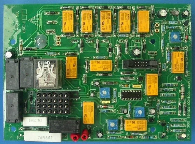 El proceso de replicación de placas de circuito impreso (PCB) de la unidad de control del motor de la excavadora ofrece un valor inmenso a las industrias que dependen de maquinaria antigua o sin soporte. Mediante ingeniería inversa, los ingenieros pueden duplicar, clonar o reproducir placas de circuito funcionales que igualan o incluso superan la calidad del diseño original. Sin embargo, desafíos como la copia de estructuras multicapa, la gestión de componentes obsoletos y la validación de interfaces de comunicación de alta velocidad exigen experiencia y precisión. En definitiva, este flujo de trabajo de ingeniería inversa no solo preserva los sistemas críticos de control de la excavadora, sino que también permite el rediseño y la remanufactura de ECU de alto rendimiento. Al recuperar y recrear meticulosamente cada documento —desde archivos Gerber hasta listas de materiales (BOM)— el proceso garantiza un rendimiento fiable, prolongando la vida útil de la maquinaria pesada de construcción y manteniendo la rentabilidad y la sostenibilidad técnica. El proceso de replicación de placas de circuito impreso (PCB) de la unidad de control del motor de la excavadora implica una aplicación integral de técnicas de ingeniería inversa y remanufactura electrónica para reconstruir y validar la placa de circuito de control principal que rige el rendimiento del motor en excavadoras de gran tonelaje. Dado que las excavadoras modernas dependen en gran medida de sistemas de control digital para la inyección de combustible, la regulación del par y la respuesta del acelerador, la placa de circuito impreso (PCB) dentro de la unidad de control del motor (ECU) desempeña un papel fundamental para garantizar la precisión operativa, la eficiencia del combustible y el cumplimiento de las normas de emisiones. Cuando los documentos de diseño originales no están disponibles o se han descontinuado, los ingenieros recurren a la ingeniería inversa para recuperar, recrear y replicar la placa para el mantenimiento, la continuidad de la producción o el rediseño del sistema.