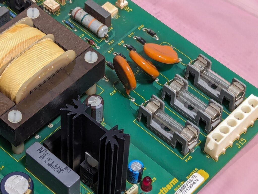 Il processo di replicazione delle schede di circuito per ipertermia a microonde rappresenta un'applicazione altamente specializzata del reverse engineering e della tecnologia avanzata di riproduzione dei PCB utilizzata nelle apparecchiature elettroniche medicali. I sistemi di ipertermia a microonde sono ampiamente utilizzati nei trattamenti oncologici, applicando energia elettromagnetica controllata ai tessuti bersaglio. Questi sistemi si basano su schede di circuito complesse che controllano con precisione la potenza in uscita, la modulazione di frequenza e il feedback della temperatura. Quando il produttore originale cessa la produzione o la documentazione viene persa, la capacità di recuperare, ricreare e replicare la scheda di circuito diventa essenziale per garantire la manutenzione, il ripristino e l'affidabilità medica continua delle apparecchiature. Il processo di replicazione inizia con lo smontaggio e l'analisi della scheda di circuito per ipertermia a microonde esistente. Gli ingegneri puliscono e ispezionano innanzitutto la scheda originale, documentando tutti i componenti, i connettori e le interfacce dei sensori. Utilizzando la scansione laser e l'imaging a raggi X, estraggono il disegno del layout sia degli strati superficiali che di quelli interni, consentendo loro di riprodurre file Gerber accurati. Il file Gerber funge da modello di produzione per la produzione di schede bareboard, definendo tracce di rame, via, maschere di saldatura e serigrafie che garantiscono un routing del segnale e un controllo dell'impedenza identici.