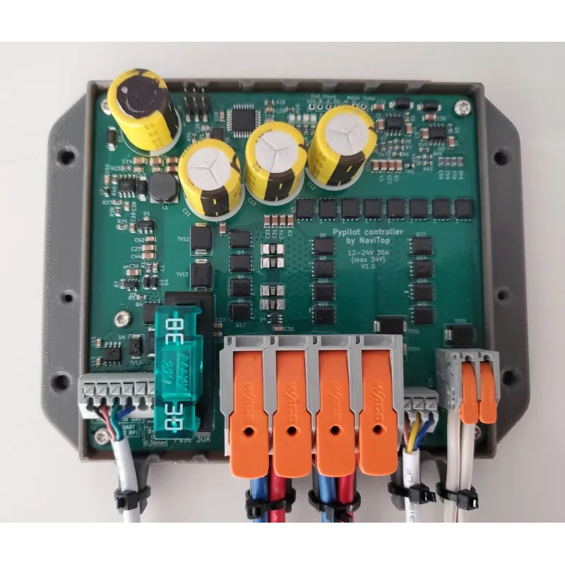 La tecnologia di reverse engineering dei PCB offre un potente strumento per estendere il ciclo di vita dei sistemi elettronici critici. Sfruttando tecniche di reverse engineering per ripristinare e ricreare i dati di progettazione essenziali, inclusi file Gerber, schemi elettrici, disegni di layout, distinte base (BOM) e netlist, le aziende possono mantenere la continuità operativa e ridurre la dipendenza dai fornitori originali. Che l'obiettivo sia replicare, duplicare o riprogettare completamente un PCB di controllo principale di un azionamento, il reverse engineering non si limita alla duplicazione, ma si estende ai processi di rigenerazione, ricondizionamento e riprogettazione. Per i PCB di controllo principale degli azionamenti, che spesso operano sotto carichi elevati e in condizioni difficili, i componenti usurati e obsoleti possono essere sostituiti attraverso una riprogettazione intelligente. Gli ingegneri possono clonare e copiare l'architettura originale integrando componenti moderni per migliorare le prestazioni e l'affidabilità.