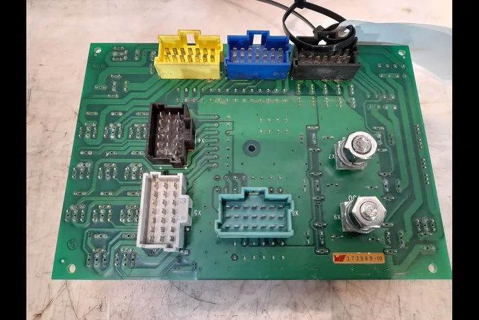 Ricostruzione della documentazione tecnica associata alla scheda PCB di controllo idraulico originale. Gli ingegneri iniziano ispezionando attentamente ogni strato per recuperare il routing del rame e il posizionamento dei componenti. Durante questa fase, lo schema elettrico, la netlist, il disegno del layout e il file Gerber vengono gradualmente ricreati dalla scheda PCB di controllo idraulico originale attraverso l'estrazione dei dati e la verifica elettrica. Anche la distinta base viene ricostruita per identificare ciascun componente, inclusi microcontrollori, circuiti integrati di pilotaggio, amplificatori operazionali e transistor di potenza utilizzati per controllare le elettrovalvole. Gli specialisti di reverse engineering spesso confrontano la netlist recuperata con lo schema elettrico della scheda PCB di controllo idraulico ricreato per garantirne l'accuratezza logica. Questa fase prevede un intenso lavoro tecnico in cui gli ingegneri devono replicare le strutture di routing, duplicare i percorsi dei segnali e ripristinare le reti di messa a terra prima di produrre un file Gerber convalidato per la scheda PCB di controllo idraulico che possa supportare la successiva riproduzione e rigenerazione.