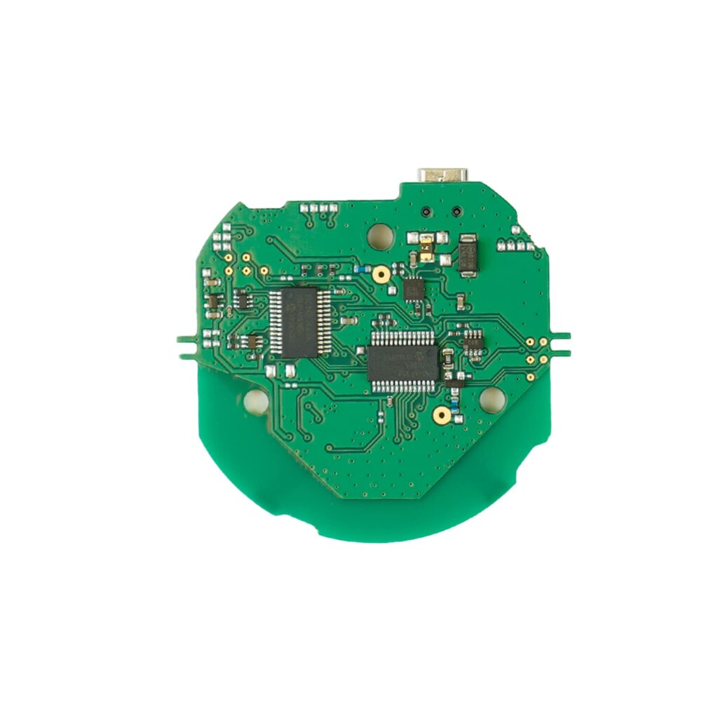 La duplication des cartes de circuits imprimés des détecteurs d'explosifs portables est essentielle pour assurer la continuité de fonctionnement des équipements de sécurité vieillissants, alors même que les pièces de rechange officielles ne sont plus disponibles. Ces appareils utilisent des capteurs, des amplificateurs de signal, des circuits de filtrage et des microprocesseurs de précision pour détecter des composés explosifs avec des seuils de détection extrêmement bas. En cas de défaillance de la carte de circuit imprimé d'origine, des techniques de rétro-ingénierie professionnelles permettent aux spécialistes de récupérer, recréer et reproduire l'intégralité de la plateforme électronique. Le processus de duplication débute par un démontage contrôlé du détecteur existant. Chaque couche électronique est documentée par photogrammétrie afin de générer un schéma de référence. Les ingénieurs exposent progressivement les pistes internes pour cartographier les connexions électriques, permettant ainsi la création d'une netlist et d'un schéma électrique validés. À cette étape, une attention particulière est portée aux chemins RF, aux entrées de capteurs à haute impédance, à la topologie de mise à la terre et aux structures de blindage, car une copie incorrecte de ces éléments peut dégrader la sensibilité.