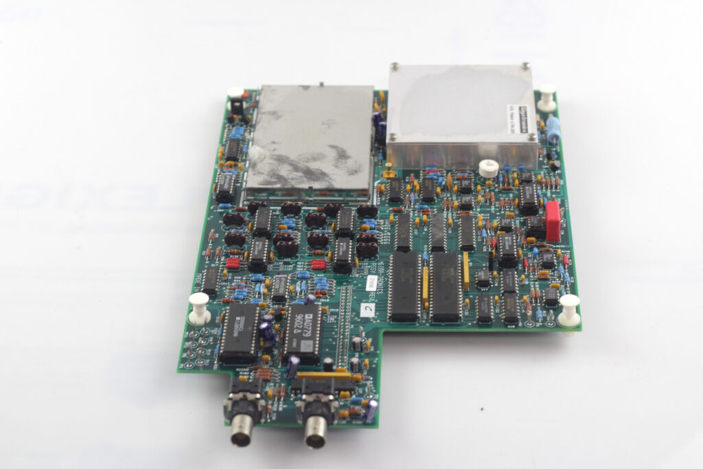 A duplicação de placas de circuito impresso para medidores de intensidade de poluição por ondas eletromagnéticas é um processo de engenharia altamente especializado dedicado à restauração, reprodução e remanufatura de sofisticadas placas de circuito impresso (PCBs) utilizadas em instrumentos de medição de radiação eletromagnética. Esses medidores são amplamente utilizados em instalações industriais, hospitais, laboratórios de pesquisa e sistemas de monitoramento ambiental para medir a intensidade e a dispersão de ondas eletromagnéticas. Quando o fabricante original interrompe a produção ou quando documentos da placa de circuito impresso, como arquivos Gerber, diagramas esquemáticos, desenhos de layout, listas de materiais (BOM) e listas de conexões (netlists), são perdidos, as técnicas de engenharia reversa e duplicação tornam-se a única maneira prática de recuperar e reproduzir a funcionalidade completa do sistema. A duplicação de placas de circuito impresso para medidores de intensidade de poluição por ondas eletromagnéticas permite a recuperação e o redesenvolvimento de valiosos equipamentos de monitoramento ambiental quando a documentação original não está mais disponível. Ao integrar técnicas de engenharia reversa, reprodução e remanufatura, os engenheiros podem recriar e replicar conjuntos complexos de PCBs com alta precisão. Este serviço garante que instituições de pesquisa, organizações de segurança industrial e engenheiros ambientais possam continuar usando e fazendo a manutenção de seus instrumentos sem interrupções, prolongando a vida útil de sistemas de monitoramento vitais e apoiando os esforços contínuos para medir e controlar a poluição eletromagnética em todo o mundo.