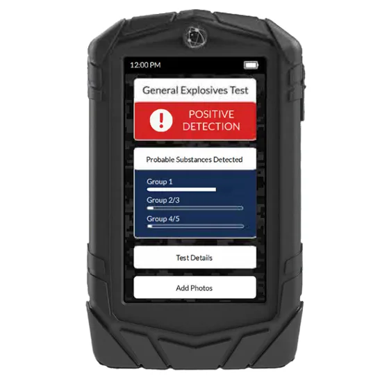 La duplicación de la placa de circuito impreso del detector portátil de explosivos es crucial cuando los equipos de seguridad antiguos requieren un funcionamiento continuo, pero ya no se encuentran repuestos oficiales disponibles. Estos dispositivos se basan en sensores, amplificadores de señal, circuitos de filtrado y microprocesadores de precisión para detectar compuestos explosivos con umbrales de trazas extremadamente bajos. Cuando la placa de circuito impreso original falla, las técnicas profesionales de ingeniería inversa permiten a los especialistas recuperar, recrear y, finalmente, replicar toda la plataforma electrónica. El proceso de duplicación comienza con el desmontaje controlado del detector existente. Cada capa electrónica se documenta mediante métodos de fotogrametría para generar un plano de referencia. Los ingenieros exponen progresivamente las trazas internas para mapear las relaciones eléctricas, lo que permite la creación de una lista de conexiones verificada y un diagrama esquemático. Durante esta etapa, se presta especial atención a las vías de RF, las entradas de sensores de alta impedancia, la topología de puesta a tierra y las estructuras de blindaje, ya que la copia incorrecta de estos elementos puede reducir la sensibilidad.