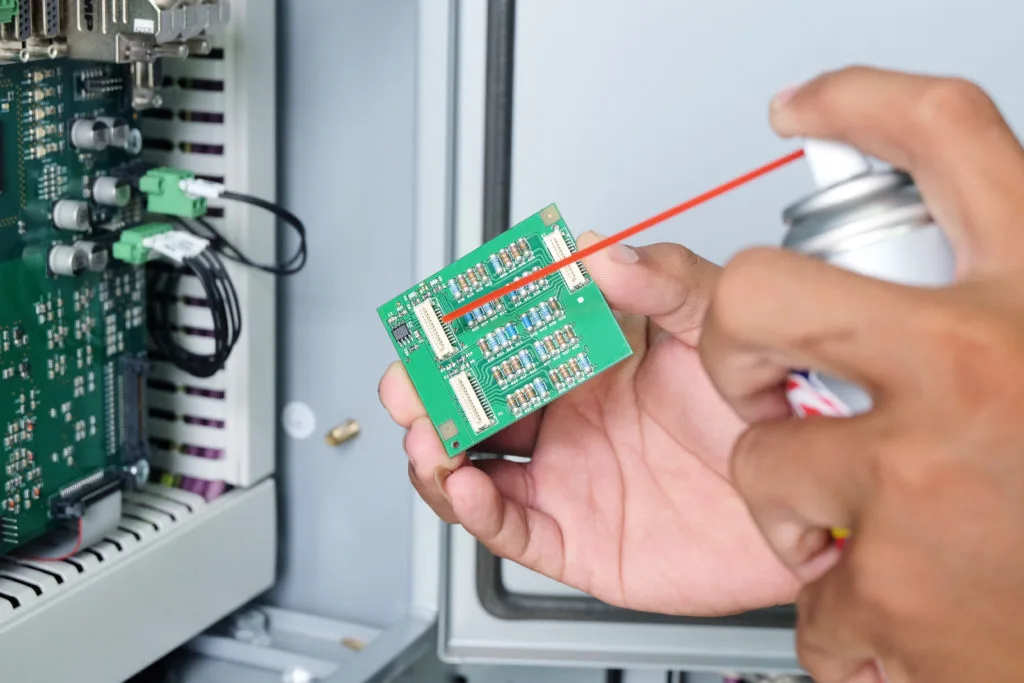 La recreación de la documentación de las tarjetas PCB de las máquinas de purificación de aire es un servicio fundamental para fabricantes, proveedores de servicios y equipos de investigación que buscan restaurar o prolongar la vida útil de las máquinas cuando no se dispone de los archivos de diseño originales. Estos dispositivos se basan en placas de circuito de precisión para gestionar la velocidad del ventilador, los módulos de ionización, los sensores de filtración y las interfaces de control. Cuando se pierde la documentación original de la PCB, la ingeniería inversa proporciona la metodología para recuperar, recrear y, en última instancia, replicar estas placas para la producción y el mantenimiento continuos. El proceso comienza con una inspección minuciosa de la tarjeta PCB existente. Cada traza, vía y capa del circuito se examina mediante herramientas avanzadas de imagen, lo que permite a los ingenieros generar un plano de diseño inicial. Mediante el análisis de la lista de conexiones, se identifican las conexiones entre microcontroladores, sensores y circuitos de controlador. Se presta especial atención a las rutas analógicas sensibles utilizadas para los sensores de calidad del aire y la monitorización de la corriente, ya que cualquier desviación puede afectar al rendimiento de la máquina. Una vez que se comprenden completamente las relaciones del circuito, se recrea un diagrama esquemático detallado, lo que garantiza que todas las designaciones de los componentes y las conexiones eléctricas se capturen con precisión.