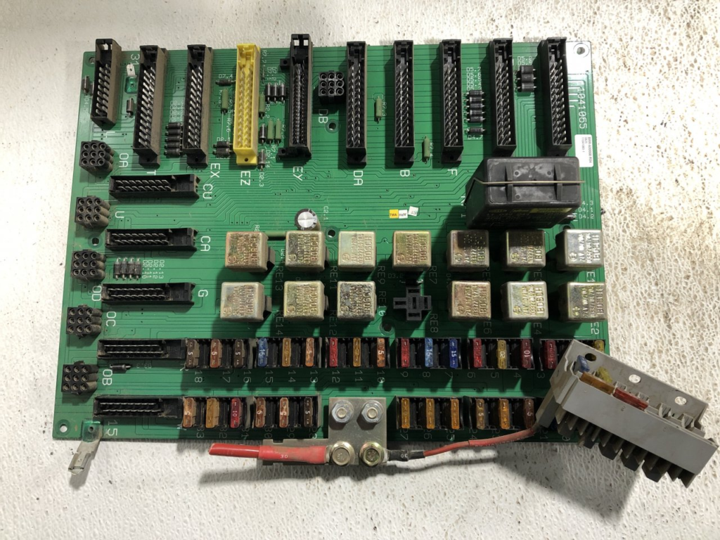 元の油圧制御 PCB ボードに関連する技術文書を再構築します。エンジニアは各レイヤーを注意深く検査することから始め、銅配線と部品配置を復元します。この段階では、データ抽出と電気検証を通じて、元の油圧制御 PCB ボードから回路図、ネットリスト、レイアウト図、ガーバー ファイルを徐々に再作成します。部品表も再構築され、マイクロコントローラ、ドライバ IC、オペアンプ、ソレノイド バルブの制御に使用されるパワー トランジスタなど、各コンポーネントが識別されます。リバース エンジニアリングの専門家は、復元したネットリストと再作成された油圧制御 PCB ボードの回路図を照合して、論理的な正確性を確認することがよくあります。このフェーズには密度の濃い技術作業が含まれており、エンジニアは配線構造を複製し、信号パスを複製し、接地ネットワークを復元してから、後の複製と再製造をサポートできる検証済みの油圧制御 PCB ボードのガーバー ファイルを作成する必要があります。