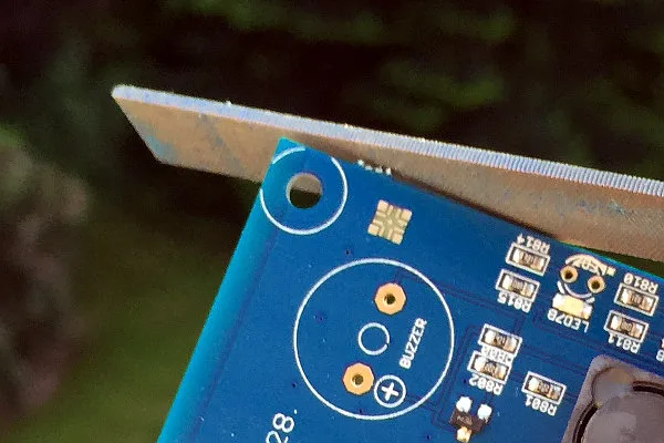 La modification des circuits imprimés des détecteurs de sécurité à lumière bleue est une pratique de plus en plus courante, les entreprises cherchant à prolonger la durée de vie opérationnelle de leurs systèmes de détection, à améliorer leur fiabilité et à adapter les anciens appareils aux normes de sécurité en constante évolution. Grâce à des méthodes de rétro-ingénierie avancées, il est possible de récupérer et de restaurer les documents de conception essentiels – tels que le fichier Gerber, le schéma, le plan d'implantation, la nomenclature et la netlist – qui constituent la base d'un redéveloppement précis du circuit imprimé. L'objectif est de recréer, reproduire, voire repenser le circuit existant afin que le dispositif mis à niveau conserve une compatibilité totale avec les fonctions d'origine, tout en bénéficiant d'améliorations au niveau de la qualité des composants, de la stabilité de l'alimentation et de la sensibilité de détection. Le processus de modification commence par un diagnostic approfondi du circuit imprimé d'origine. Les ingénieurs inspectent minutieusement le circuit, cartographient ses pistes de cuivre et clonent ou copient numériquement chaque couche, garantissant ainsi une duplication précise des structures de routage. À cette étape, l'équipe de conception extrait tous les identifiants de composants, les affectations de broches et les groupements fonctionnels. Ces informations sont indispensables pour générer un schéma actualisé et convertir les données récupérées en un fichier Gerber et une netlist standardisés, adaptés à la fabrication industrielle de circuits imprimés.