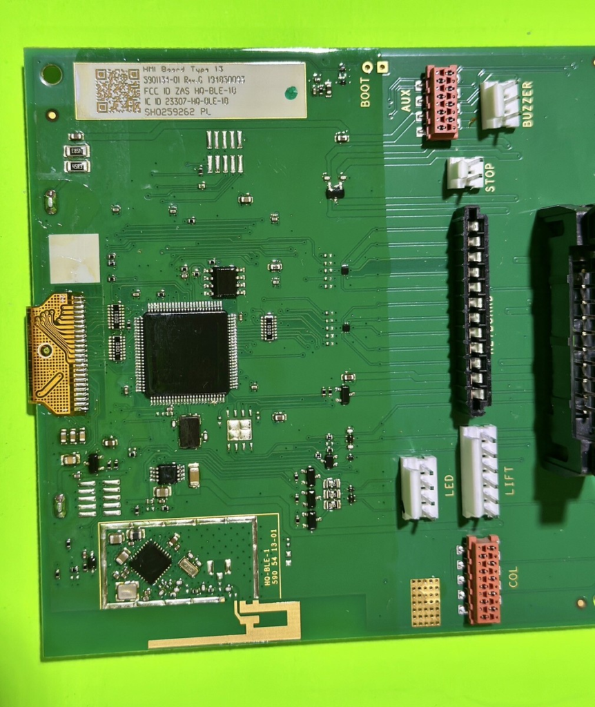 オリジナルの製造データが失われたり、サプライヤーがこれらの特殊なHMI回路基板の製造を中止したりした場合、リバースエンジニアリングが最も現実的な解決策となります。このプロセスにより、チームは既存のハードウェアに組み込まれた知的財産を復元することができます。物理的なPCBから遡って作業を進め、ガーバーファイル、回路図、レイアウト図を含む完全な設計パッケージを再現します。高速ディスプレイPCB基板の再現は、既存のアセンブリを綿密に記録することから始まります。エンジニアはまず、メイングラフィックコントローラーからLCDパネルへのクリーンなビデオ信号を保証するパッシブフィルタリングネットワークまで、基板上のすべてのコンポーネントを特定し、正確な部品表（BOM）を作成する必要があります。専用のスキャン装置とソフトウェアを使用することで、技術者は多層基板の各層をキャプチャし、正確な銅配線とビア配置を再製造するために必要な基盤を構築できます。この光学スキャンプロセスにより、TFTディスプレイにピクセルデータを伝送する差動ペアのインピーダンス制御を維持する重要な高速信号経路が維持されます。目標は、単に外観を再現するだけでなく、バ​​ックホーキャブのような振動の多い環境でも信頼性の高い動作を保証する正確な電気特性を再現することです。
