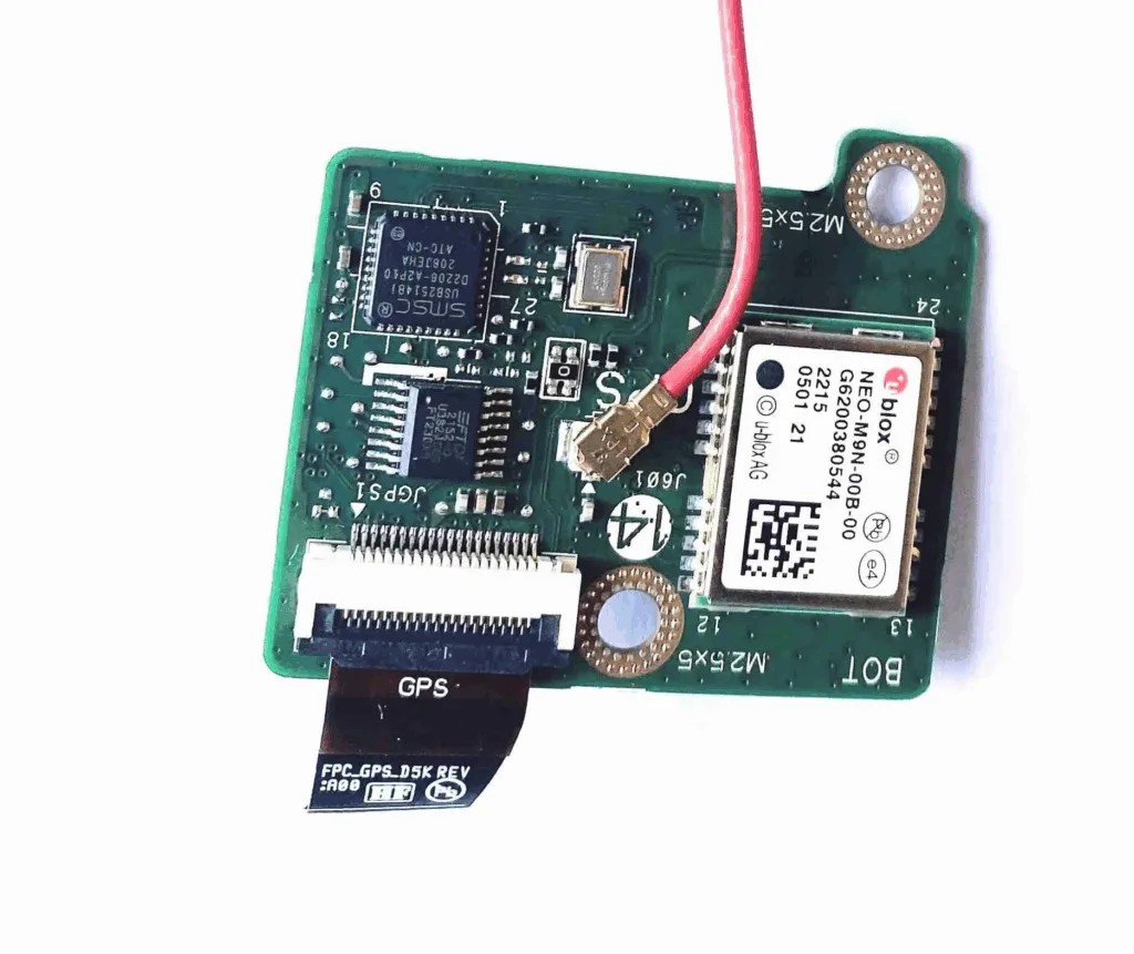 Bir GPS navigasyon PCB'sini başarıyla klonlamak, çoğaltmak veya kopyalamak için süreç, fiziksel PCB'nin yüksek çözünürlüklü görüntülenmesi ve katman katman analiziyle başlar. Mühendislerimiz daha sonra şunları yapar:
İz desenlerini ve geçiş yapılarını kurtarır ve haritalandırır.
Gözlemlenen devre mantığından tam şematik diyagramı geri yükler.
Orijinal elektriksel performansla eşleşen doğru Gerber dosyaları ve ağ listeleri oluşturur.
Bulunması zor GPS alıcı çipleri veya filtreleri de dahil olmak üzere eksiksiz bir Malzeme Listesi listesi oluşturur.
Empedansa duyarlı izleri ve RF koruma alanlarını yansıtmak için düzen yeniden oluşturur.
Bu veriler daha sonra eksiksiz bir mühendislik paketinde derlenerek, orijinal kartın sorunsuz bir şekilde yeniden üretilmesine veya yeniden üretilmesine olanak tanır.