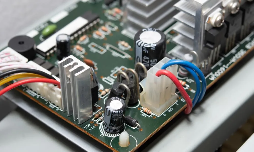 Korzystając z usługi klonowania płyt obwodów UPS, organizacje zyskują możliwość regeneracji starszego sprzętu, nawet jeśli oryginalne pliki płyt PCB UPS są niedostępne lub dostawcy zbankrutowali. Dzięki tej usłudze można zduplikować lub przeprojektować płytkę obwodów UPS, dostosowując ją do nowych formatów lub integrując nowsze, bardziej wydajne komponenty. Co więcej, ta możliwość umożliwia ponowne opracowywanie produktów i wydłużenie cyklu życia, szczególnie w przypadku systemów o znaczeniu krytycznym, gdzie niezawodność jest priorytetem, a koszty wymiany są ekstremalnie wysokie.