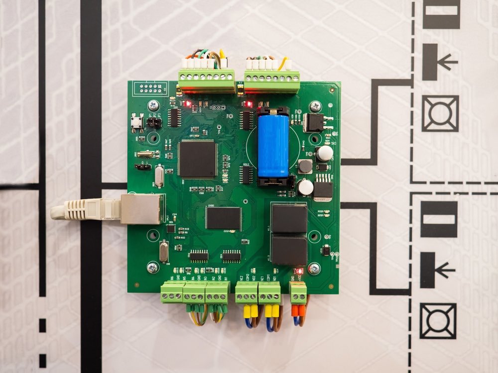 Ser capaz de copiar, replicar ou recriar uma placa PCB de um sistema de travamento central é um serviço valioso. Seja para remanufaturar uma placa de controle inteira ou simplesmente restaurar seu desenho de layout e netlist para fins de diagnóstico, nossos recursos especializados de engenharia reversa podem dar vida ao seu hardware legado.
Com uma amostra física da placa original, podemos:
Recuperar e reconstruir o diagrama esquemático
Gerar arquivos Gerber prontos para produção
Extrair uma lista de materiais precisa para obter componentes
Mapear a netlist completa para validação elétrica
Fornecer um desenho de layout completo para orientar a fabricação ou a solução de problemas