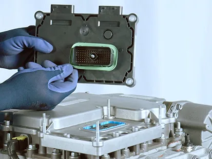 Modules de commande de transmission (TCM) utilisés dans les excavatrices. Le TCM gère les opérations cruciales du véhicule, telles que le passage automatique des vitesses, la répartition du couple et la synchronisation hydraulique, garantissant des performances optimales dans des environnements de travail difficiles. Lorsque les cartes de circuits imprimés TCM d'origine deviennent indisponibles suite à un arrêt de production ou à un dommage, la rétro-ingénierie permet de récupérer, restaurer et reproduire la conception pour une fiabilité opérationnelle continue. Cependant, avant une production à grande échelle, une étude de productibilité est essentielle pour évaluer la faisabilité, la fabricabilité et l'assurance qualité de la cible PCB recréée. L'étude de productibilité de la cible PCB issue de la rétro-ingénierie commence par la recréation de la documentation de conception. Les ingénieurs analysent la structure physique du PCB TCM, couche par couche, à l'aide d'imagerie optique et à rayons X afin d'extraire des informations précises sur ses pistes de cuivre, ses vias et son routage interne. Cela permet de développer des fichiers d'ingénierie essentiels tels que le fichier Gerber, le schéma de principe, le plan d'implantation, la nomenclature et la liste des interconnexions.