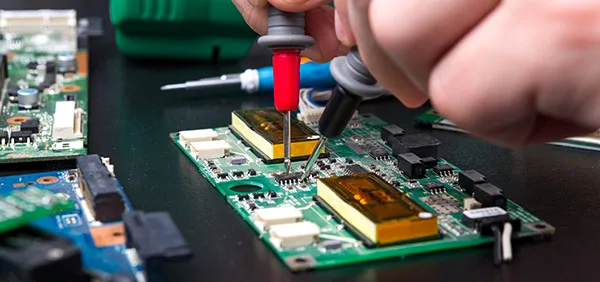 Przywracanie schematu obwodu z istniejącej płytki drukowanej (PWB) jest kluczowym procesem w inżynierii wstecznej PCB. Obejmuje to wyodrębnienie schematu albo za pomocą plików wzorów PCB, albo poprzez bezpośrednią analizę fizycznej próbki elektronicznej PCB. Głównym celem tego procesu przywracania jest zrozumienie zasad działania płytki drukowanej i jej środowiska funkcjonalnego. Ponadto schemat obwodu uzyskany z przywracania PCB może być pomocny w analizie cech funkcjonalnych produktu elektronicznego.
