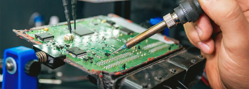 Mevcut bir Baskılı Kablolama Kartından (PWB) bir devre şemasını geri yüklemek, PCB tersine mühendisliğinde önemli bir işlemdir. Bu, şematik diyagramı PCB desen dosyaları aracılığıyla veya doğrudan fiziksel bir elektronik PCB örneğini analiz ederek çıkarmayı içerir. Bu geri yükleme işleminin birincil amacı, baskılı kablolama kartının çalışma prensiplerini ve işlevsel ortamını anlamaktır. Ek olarak, PCB geri yüklemesinden elde edilen bir devre şeması, bir elektronik ürünün işlevsel özelliklerini analiz etmede etkili olabilir.