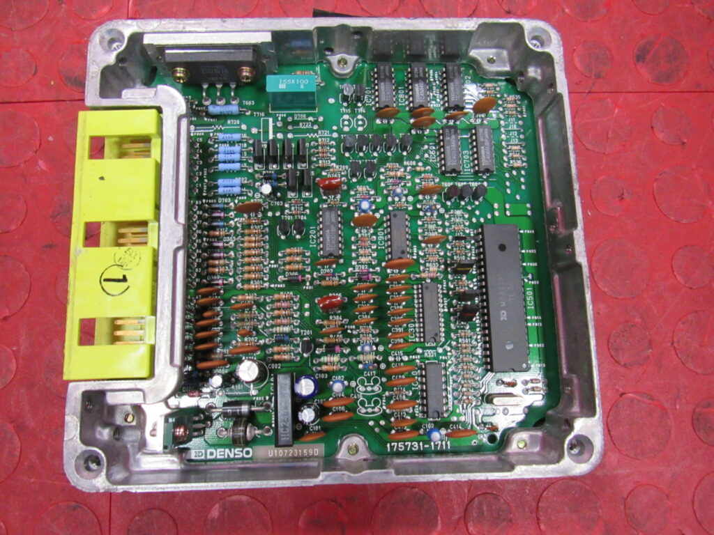 شبیه‌سازی PCB PCM فرآیند مهندسی معکوس و بازتولید برد مدار ماژول کنترل سیستم انتقال قدرت با تجزیه و تحلیل یک نمونه موجود است. از طریق تکنیک‌های پیشرفته مهندسی معکوس PCB، می‌توانیم داده‌های طراحی کامل را از یک واحد فیزیکی بازیابی، بازیابی یا بازآفرینی کنیم، حتی زمانی که مستندات اصلی منسوخ یا گم شده باشند. مهندسان ما مجموعه‌ای کامل از نتایج قابل تحویل را برای PCB PCM شبیه‌سازی شده شما تولید می‌کنند، از جمله:

فایل‌های دقیق Gerber برای ساخت PCB

نمودارهای شماتیک دقیق برای درک و تعمیر منطقی

نقشه‌های دقیق طرح‌بندی و اطلاعات انباشت

لیست‌های جامع BOM (لیست مواد) برای تهیه قطعات

لیست‌های شبکه تأیید شده برای اطمینان از عملکرد الکتریکی

کاربردها و مزایا

برنامه شبیه‌سازی PCB ماژول کنترل سیستم انتقال قدرت (PCM) برای صنایعی مانند تعمیر خودرو، بازسازی، نگهداری ناوگان و بازسازی خودروهای کلاسیک بسیار ارزشمند است. دلیل آن این است:

افزایش عمر وسایل نقلیه قدیمی

بسیاری از وسایل نقلیه تجاری و قدیمی‌تر هنوز به طور مؤثر کار می‌کنند، اما PCM های خراب می‌توانند به دلیل کمبود قطعات یدکی، عملیات را متوقف کنند. شبیه‌سازی برد مدار چاپی PCM به تکنسین‌ها این امکان را می‌دهد که این بردها را بازسازی کرده و وسایل نقلیه را بدون وابستگی به زنجیره‌های تأمین قدیمی، در جاده نگه دارند.

کاهش هزینه‌ها و زمان از کارافتادگی
به جای تهیه ماژول‌های جدید - که گران یا ناسازگار هستند - شبیه‌سازی یک PCM می‌تواند نمونه اصلی را با کسری از هزینه و زمان تکرار کند. این امر به ویژه برای شرکت‌های لجستیک و حمل و نقل که در آنها زمان آماده به کار خودرو بسیار مهم است، اهمیت دارد.

تحقیق و توسعه و توسعه مجدد
برای مهندسان خودرو و تیم‌های تحقیق و توسعه، یک PCM شبیه‌سازی شده، طرحی برای تجزیه و تحلیل سیستم، توسعه مجدد یا طراحی مجدد ارائه می‌دهد. مهندسان می‌توانند نمودار شماتیک و طرح کلی را برای ادغام ویژگی‌های جدید، افزایش دوام یا رعایت استانداردهای انتشار گازهای گلخانه‌ای به‌روز شده مطالعه کنند.

بازسازی و آزمایش
شرکت‌های درگیر در بازسازی PCMها می‌توانند از اسناد شبیه‌سازی شده برای آزمایش، بازسازی یا جایگزینی بردهای مدار معیوب استفاده کنند و در عین حال سازگاری با سخت‌افزار و نرم‌افزار اصلی را تضمین کنند.