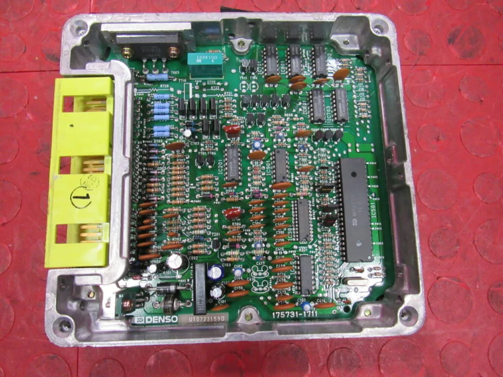 شبیه‌سازی PCB PCM فرآیند مهندسی معکوس و بازتولید برد مدار ماژول کنترل سیستم انتقال قدرت با تجزیه و تحلیل یک نمونه موجود است. از طریق تکنیک‌های پیشرفته مهندسی معکوس PCB، می‌توانیم داده‌های طراحی کامل را از یک واحد فیزیکی بازیابی، بازیابی یا بازآفرینی کنیم، حتی زمانی که مستندات اصلی منسوخ یا گم شده باشند. مهندسان ما مجموعه‌ای کامل از نتایج قابل تحویل را برای PCB PCM شبیه‌سازی شده شما تولید می‌کنند، از جمله:

فایل‌های دقیق Gerber برای ساخت PCB

نمودارهای شماتیک دقیق برای درک و تعمیر منطقی

نقشه‌های دقیق طرح‌بندی و اطلاعات انباشت

لیست‌های جامع BOM (لیست مواد) برای تهیه قطعات

لیست‌های شبکه تأیید شده برای اطمینان از عملکرد الکتریکی

کاربردها و مزایا

برنامه شبیه‌سازی PCB ماژول کنترل سیستم انتقال قدرت (PCM) برای صنایعی مانند تعمیر خودرو، بازسازی، نگهداری ناوگان و بازسازی خودروهای کلاسیک بسیار ارزشمند است. دلیل آن این است:

افزایش عمر وسایل نقلیه قدیمی

بسیاری از وسایل نقلیه تجاری و قدیمی‌تر هنوز به طور مؤثر کار می‌کنند، اما PCM های خراب می‌توانند به دلیل کمبود قطعات یدکی، عملیات را متوقف کنند. شبیه‌سازی برد مدار چاپی PCM به تکنسین‌ها این امکان را می‌دهد که این بردها را بازسازی کرده و وسایل نقلیه را بدون وابستگی به زنجیره‌های تأمین قدیمی، در جاده نگه دارند.

کاهش هزینه‌ها و زمان از کارافتادگی
به جای تهیه ماژول‌های جدید - که گران یا ناسازگار هستند - شبیه‌سازی یک PCM می‌تواند نمونه اصلی را با کسری از هزینه و زمان تکرار کند. این امر به ویژه برای شرکت‌های لجستیک و حمل و نقل که در آنها زمان آماده به کار خودرو بسیار مهم است، اهمیت دارد.

تحقیق و توسعه و توسعه مجدد
برای مهندسان خودرو و تیم‌های تحقیق و توسعه، یک PCM شبیه‌سازی شده، طرحی برای تجزیه و تحلیل سیستم، توسعه مجدد یا طراحی مجدد ارائه می‌دهد. مهندسان می‌توانند نمودار شماتیک و طرح کلی را برای ادغام ویژگی‌های جدید، افزایش دوام یا رعایت استانداردهای انتشار گازهای گلخانه‌ای به‌روز شده مطالعه کنند.

بازسازی و آزمایش
شرکت‌های درگیر در بازسازی PCMها می‌توانند از اسناد شبیه‌سازی شده برای آزمایش، بازسازی یا جایگزینی بردهای مدار معیوب استفاده کنند و در عین حال سازگاری با سخت‌افزار و نرم‌افزار اصلی را تضمین کنند.