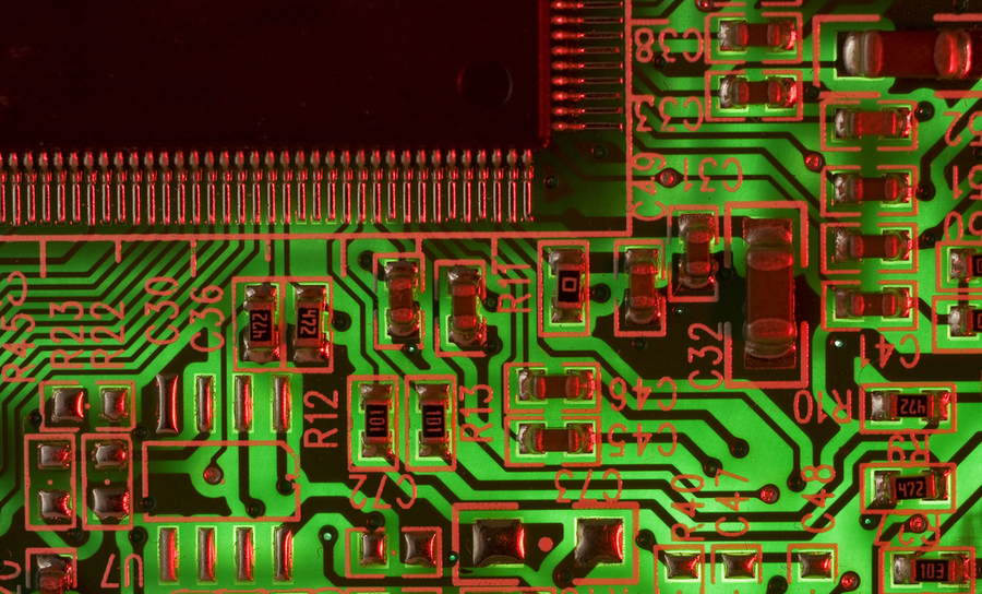 GPS İzleme PCB Kartı Düzeni Tasarımını Yeniden Oluşturmada Neler Yer Alır? Yenileme süreci, güncelliğini yitirmiş veya kısmen hasarlı bir sürüm olsa bile mevcut GPS izleme PCB kartının kapsamlı bir incelemesi ve analiziyle başlar. Son derece yetenekli mühendisler, orijinal karttan fiziksel verileri kurtarmak için gelişmiş araçlar ve tersine mühendislik teknikleri kullanır. Bunlar şunları içerir: Elektrik yollarını izleyerek şematik diyagramı çıkarma, bileşen bağlantılarını belirleme ve netlist'i yeniden oluşturma. Katmanları tarayarak, kart boyutlarını ölçerek ve iz yönlendirmesini haritalayarak düzen çizimini yeniden oluşturma. PCB üretimi için önemli olan ve tam bakır desenini ve katman yapılandırmasını yansıtan Gerber dosyasını yeniden oluşturma. Pasif elemanlar, IC'ler ve GPS modülleri dahil olmak üzere kullanılan tüm elektronik bileşenleri tanımlamak için BOM listesini (Malzeme Listesi) geri yükleme.