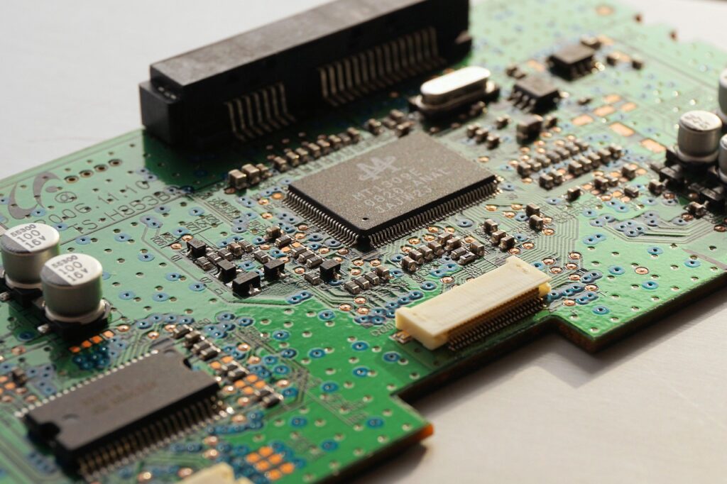Nuestro proceso comienza con una inspección exhaustiva de la muestra física de la PCB del router, seguida de la obtención de imágenes de alta resolución, el análisis de capas y el mapeo de componentes. A partir de ahí, recreamos el diagrama esquemático, duplicamos la lista de conexiones y extraemos una lista de materiales (BOM) completa, que incluye todas las especificaciones de las piezas y los designadores de referencia. Esto nos permite reconstruir los archivos Gerber y los planos de diseño necesarios para fabricar un duplicado funcional de la PCB original.
