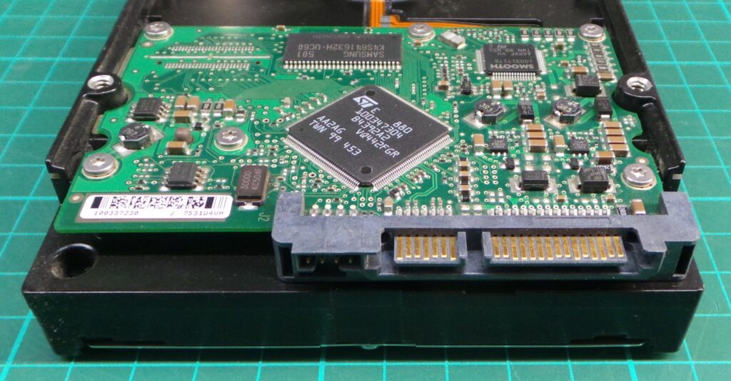 Wyodrębnianie pliku Gerber płytki PCB odtwarzacza multimedialnego dysku twardego rozpoczyna się od fizycznej próbki płytki. Nasz zespół inżynierów wykorzystuje obrazowanie o wysokiej rozdzielczości, skanowanie PCB warstwa po warstwie i precyzyjne narzędzia pomiarowe, aby zrekonstruować strukturę płytki. Obejmuje to mapowanie wszystkich tras ścieżek, rozmieszczenia przelotek i regionów miedzianych. Na podstawie tych danych generujemy:
Dokładne pliki Gerber do produkcji płytek PCB
Czytelne i opatrzone adnotacjami schematy
Dokładne rysunki układu
Zweryfikowane listy połączeń, aby zapewnić prawidłowe trasowanie sygnału
Szczegółową listę BOM (zestawienie materiałów) identyfikującą wszystkie kluczowe komponenty
Ten kompleksowy pakiet inżynierii wstecznej umożliwia klientom ponowną produkcję, odnowienie lub zduplikowanie płytki w razie potrzeby — bez zależności od oryginalnego producenta.