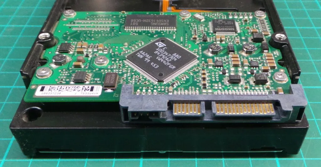 Wyodrębnianie pliku Gerber płytki PCB odtwarzacza multimedialnego dysku twardego rozpoczyna się od fizycznej próbki płytki. Nasz zespół inżynierów wykorzystuje obrazowanie o wysokiej rozdzielczości, skanowanie PCB warstwa po warstwie i precyzyjne narzędzia pomiarowe, aby zrekonstruować strukturę płytki. Obejmuje to mapowanie wszystkich tras ścieżek, rozmieszczenia przelotek i regionów miedzianych. Na podstawie tych danych generujemy:
Dokładne pliki Gerber do produkcji płytek PCB
Czytelne i opatrzone adnotacjami schematy
Dokładne rysunki układu
Zweryfikowane listy połączeń, aby zapewnić prawidłowe trasowanie sygnału
Szczegółową listę BOM (zestawienie materiałów) identyfikującą wszystkie kluczowe komponenty
Ten kompleksowy pakiet inżynierii wstecznej umożliwia klientom ponowną produkcję, odnowienie lub zduplikowanie płytki w razie potrzeby — bez zależności od oryginalnego producenta.