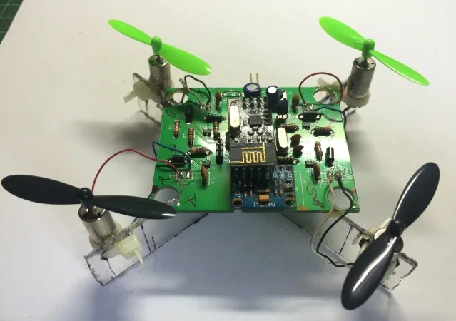 Inżynieria wsteczna PCB dla bezzałogowych dronów (UAV) wymaga precyzyjnego i systematycznego podejścia do oceny danych zebranych z fizycznej płytki PCB. Ten proces oceny zapewnia, że każdy szczegół — od wymiarów i liczby warstw po złożoność śledzenia i kluczowe komponenty — jest dokładnie uchwycony w celu dalszej analizy, replikacji lub modyfikacji. Tutaj przedstawiamy kluczowe aspekty oceny danych inżynierii wstecznej PCB, skupiając się na elektronicznych systemach UAV, które zazwyczaj wymagają wysokiej niezawodności, lekkiej konstrukcji i zaawansowanej funkcjonalności.