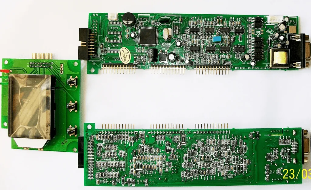 La clonazione di un PCB UPS inizia con un'analisi fisica della scheda esistente. I nostri ingegneri ispezionano e testano attentamente la scheda per determinare il numero di strati, la funzionalità dei circuiti e il posizionamento dei componenti. I componenti vengono dissaldati e identificati oppure tracciati in posizione. Successivamente, eseguiamo la scansione e la mappatura di tutte le tracce e i fori di via in rame su tutti gli strati. Utilizzando questi dati, iniziamo il processo di reverse engineering, generando uno schema elettrico che rappresenta il progetto elettrico, quindi creiamo file Gerber e disegni di layout adatti alla fabbricazione. Una volta completati i file, i clienti possono scegliere di prototipare e testare la scheda clonata tramite il nostro servizio di produzione interno.