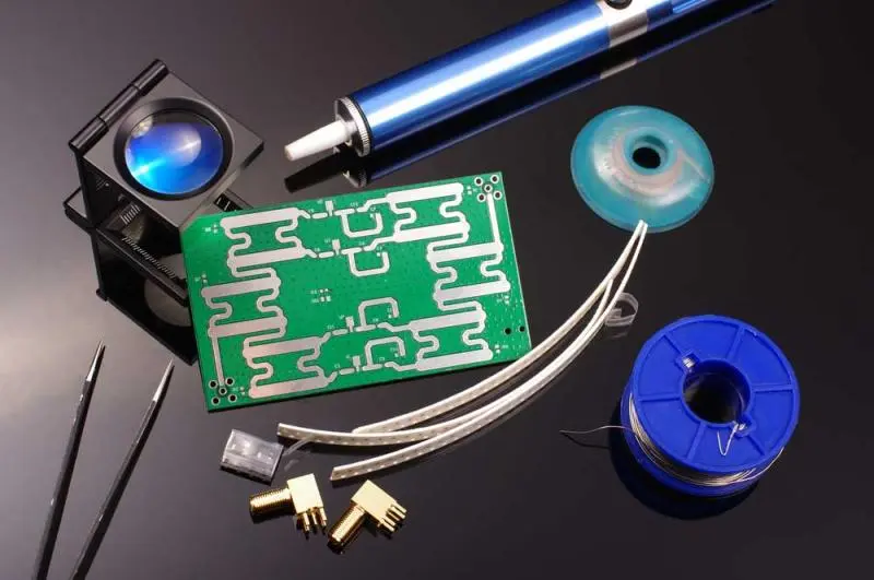 Dall'ispezione manuale al software di progettazione digitale, gli strumenti utilizzati nel reverse engineering dei PCB sono essenziali per replicare, ripristinare o riprogettare con successo schede elettroniche. Con la giusta configurazione, gli ingegneri possono riprodurre o clonare in modo efficiente PCB legacy, garantendo funzionalità, conformità e producibilità.