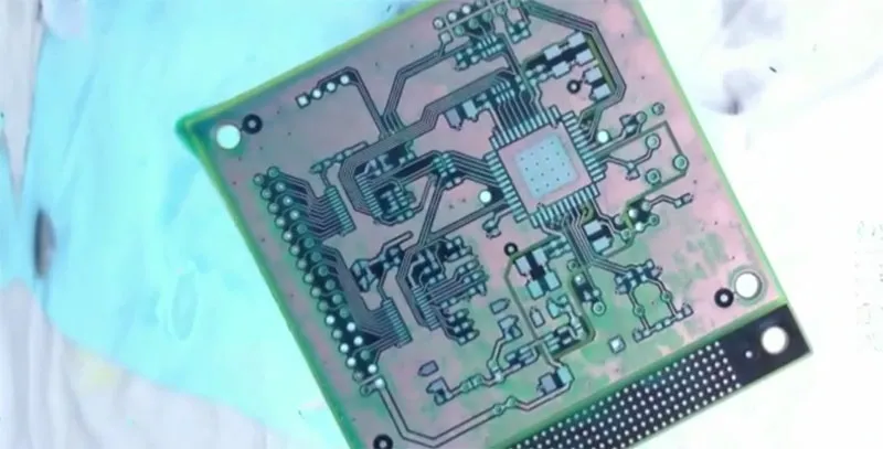 Çin'de PCB tersine mühendislik hizmetleri, elektronik ürün kurtarma, yeniden tasarım ve yerelleştirme için hayati bir çözüm haline geldi. Hedef, yerel üretimi desteklemek, eski ekipmanları yenilemek veya mevcut sistemleri yükseltmek olsun, tersine mühendislik, işletmelerin orijinal tasarım dosyalarına erişim olmadan bile bir baskılı devre kartını (PCB) kurtarmasını, onarmasını, yeniden üretmesini, klonlamasını veya çoğaltmasını sağlar.