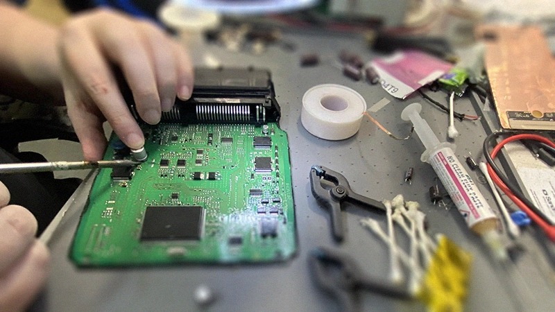Leiterplattenklonen bezeichnet das Kopieren, Replizieren oder Duplizieren einer bestehenden Leiterplatte, oft ohne Zugriff auf die Original-Designdokumente. Ingenieure untersuchen die Leiterplatte zunächst sorgfältig und stellen dann die Daten wieder her, indem sie sie Schicht für Schicht entfernen, einen neuen Schaltplan erstellen, eine neue Gerber-Datei generieren und die Layoutzeichnung wiederherstellen. Diese Informationen sind entscheidend für die Wiederaufbereitung oder Überholung von Altprodukten, bei denen die Dokumentation verloren gegangen ist oder der ursprüngliche Hersteller nicht mehr tätig ist.
