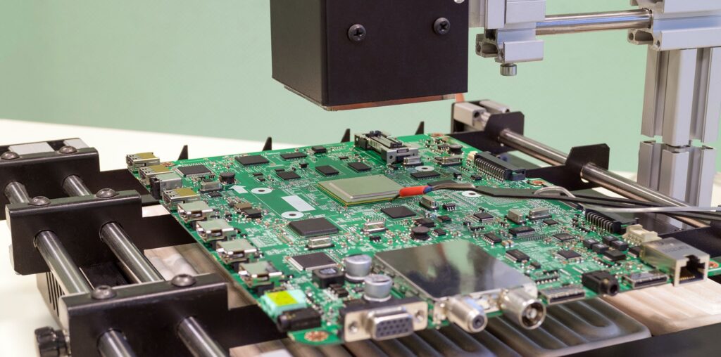A engenharia reversa de PCB combina hardware avançado — como sistemas de imagem, testadores elétricos e scanners 3D — com técnicas meticulosas, como desconstrução de camadas e rastreamento de sinais. Embora poderosas, essas ferramentas exigem expertise para lidar com desafios técnicos e legais. À medida que a tecnologia evolui, inovações como PCBs biodegradáveis e análises orientadas por IA podem transformar ainda mais esse campo, permitindo soluções de engenharia reversa mais rápidas e sustentáveis.