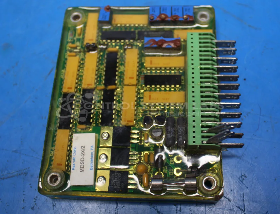 Lo studio di producibilità tramite reverse engineering di circuiti stampati svolge un ruolo cruciale nel ripristino e nella rigenerazione di sistemi di controllo elettronici critici, in particolare quelli utilizzati nelle schede di controllo idraulico per macchinari edili pesanti come gli escavatori. La scheda di controllo idraulico è responsabile della regolazione delle elettrovalvole, dei circuiti di feedback degli attuatori e della fasatura delle valvole proporzionali, garantendo che la pressione idraulica e il controllo del movimento rimangano precisi e stabili anche in condizioni di lavoro intense. Quando la documentazione di progetto originale diventa non disponibile o obsoleta, il reverse engineering fornisce un percorso affidabile per recuperare, ripristinare e riprodurre i dati del PCB per la manutenzione e l'aggiornamento continui del sistema. Tuttavia, prima di avviare la produzione di massa, condurre uno studio di producibilità garantisce che il progetto ricreato sia producibile, affidabile e conforme agli standard industriali. Il processo di studio di producibilità tramite reverse engineering di circuiti stampati inizia con l'analisi strutturale e funzionale del PCB di destinazione. Gli ingegneri utilizzano imaging ad alta risoluzione, scansione laser e sezionamento trasversale per mappare la struttura multistrato della scheda. Da questa analisi vengono ricostruiti i documenti tecnici essenziali, tra cui il file Gerber, lo schema elettrico, il disegno del layout, l'elenco BOM e la netlist.