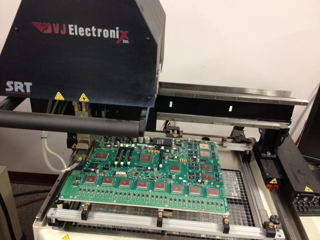 Il reverse engineering del PCB combina hardware avanzato, come sistemi di imaging, tester elettrici e scanner 3D, con tecniche meticolose come la decostruzione degli strati e il tracciamento del segnale. Sebbene potenti, questi strumenti richiedono competenze specifiche per affrontare le sfide tecniche e legali. Con l'evoluzione della tecnologia, innovazioni come i PCB biodegradabili e l'analisi basata sull'intelligenza artificiale potrebbero trasformare ulteriormente questo campo, consentendo soluzioni di reverse engineering più rapide e sostenibili.