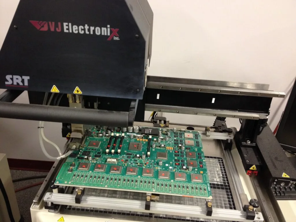 Il reverse engineering del PCB combina hardware avanzato, come sistemi di imaging, tester elettrici e scanner 3D, con tecniche meticolose come la decostruzione degli strati e il tracciamento del segnale. Sebbene potenti, questi strumenti richiedono competenze specifiche per affrontare le sfide tecniche e legali. Con l'evoluzione della tecnologia, innovazioni come i PCB biodegradabili e l'analisi basata sull'intelligenza artificiale potrebbero trasformare ulteriormente questo campo, consentendo soluzioni di reverse engineering più rapide e sostenibili.