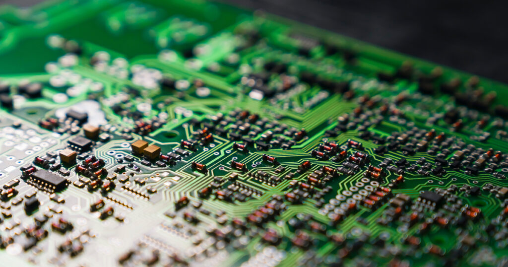 A Análise de Hardware de Engenharia Reversa de PCB não é apenas uma tarefa técnica; é um serviço estratégico que permite a empresas e indivíduos recuperar, replicar e reproduzir projetos vitais de layout de placas de circuito impresso eletrônico. Ao extrair dados de projeto de placas de PCB diretamente do hardware, ajudamos a restaurar documentos de PCB em descontinuação, incluindo lista de materiais (BOM), lista de rede (Netlist), arquivo de orientação Pick and Place, criamos novos arquivos Gerber prontos para produção e diagramas esquemáticos de processo, além de fornecer um caminho para reforma, redesenvolvimento ou reprojeto. Para quem busca prolongar a vida útil de sistemas críticos, manter equipamentos de alto valor ou garantir o controle sobre seus ativos eletrônicos, investir em análise profissional de hardware de PCB é a maneira mais eficaz de liberar todo o potencial de placas legadas.