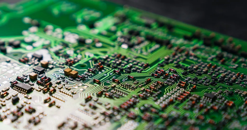 A Análise de Hardware de Engenharia Reversa de PCB não é apenas uma tarefa técnica; é um serviço estratégico que permite a empresas e indivíduos recuperar, replicar e reproduzir projetos vitais de layout de placas de circuito impresso eletrônico. Ao extrair dados de projeto de placas de PCB diretamente do hardware, ajudamos a restaurar documentos de PCB em descontinuação, incluindo lista de materiais (BOM), lista de rede (Netlist), arquivo de orientação Pick and Place, criamos novos arquivos Gerber prontos para produção e diagramas esquemáticos de processo, além de fornecer um caminho para reforma, redesenvolvimento ou reprojeto. Para quem busca prolongar a vida útil de sistemas críticos, manter equipamentos de alto valor ou garantir o controle sobre seus ativos eletrônicos, investir em análise profissional de hardware de PCB é a maneira mais eficaz de liberar todo o potencial de placas legadas.
