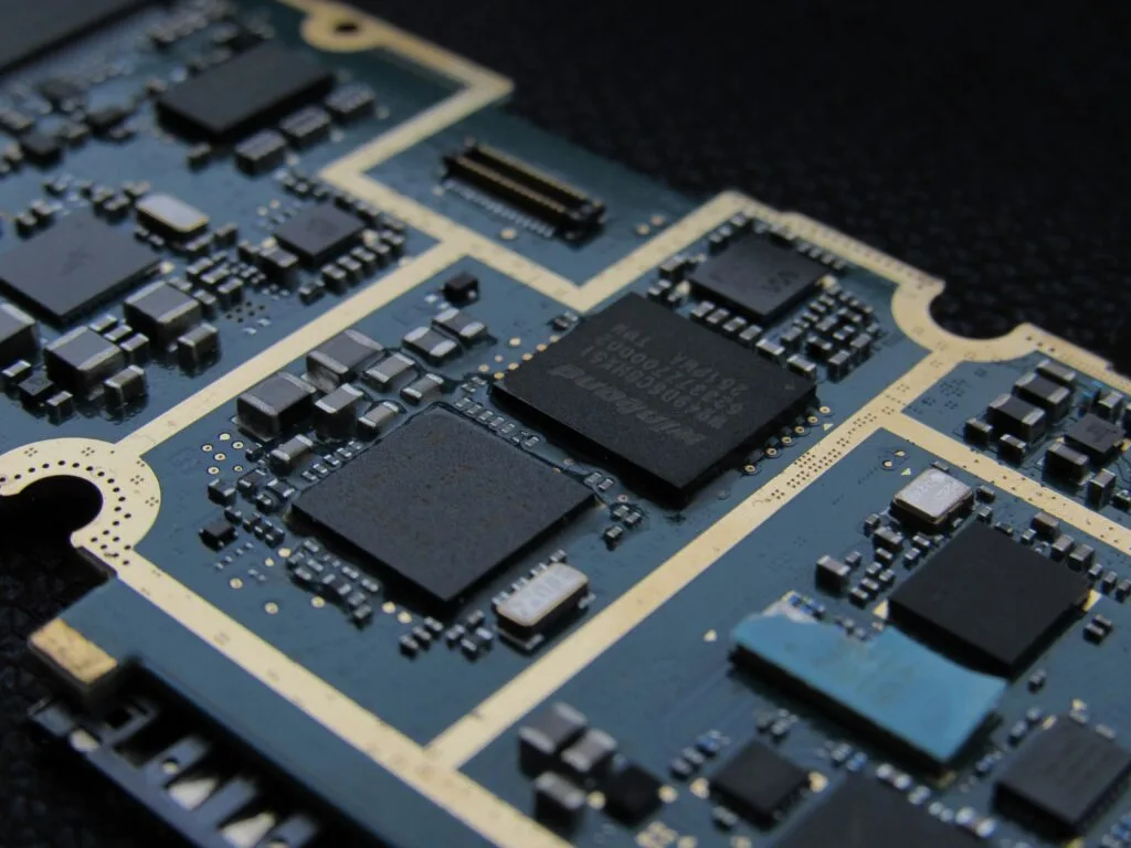 El análisis de hardware de ingeniería inversa de PCB no es solo una tarea técnica; es un servicio estratégico que permite a empresas y particulares recuperar, replicar y reproducir diseños esenciales de circuitos impresos electrónicos. Al extraer los datos de diseño de la placa PCB directamente del hardware, ayudamos a restaurar documentos de PCB obsoletos, como listas de materiales (BOM), listas de conexiones (Netlist) y archivos de orientación de selección y colocación (Pick and Place), a crear nuevos archivos Gerber listos para producción y diagramas esquemáticos de Prosedu, y a facilitar la renovación, el desarrollo o el rediseño. Para quienes buscan prolongar la vida útil de sistemas críticos, mantener equipos de alto valor o asegurar el control de sus activos electrónicos, invertir en un análisis profesional de hardware de PCB es la forma más eficaz de aprovechar al máximo el potencial de las placas antiguas.