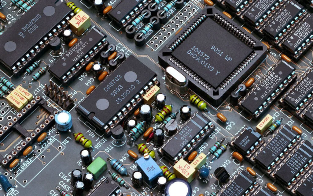 Analisi dei materiali per il reverse engineering di circuiti stampati: un servizio altamente specializzato che consente agli ingegneri di recuperare, ripristinare o ricreare dati tecnici cruciali analizzando i materiali e la struttura del PCB originale. Questa forma avanzata di reverse engineering va oltre la semplice estrazione di diagrammi schematici, file Gerber, distinte base o disegni di layout. Comporta una valutazione completa del substrato del PCB, delle tracce di rame, degli strati dielettrici, della maschera di saldatura e persino delle strutture dei fori, consentendo una duplicazione o una riprogettazione accurata del prodotto originale.