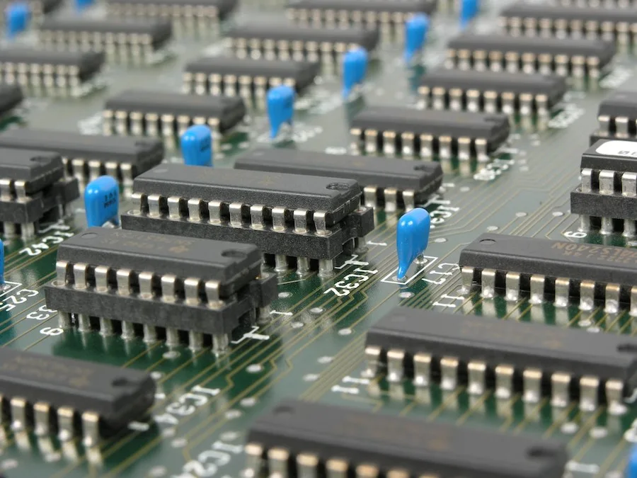 Inspeccionar el diagrama esquemático de una placa de circuito impreso al copiar documentos de una placa PCB implica comprender los componentes, sus conexiones y el flujo de electricidad a través del circuito.